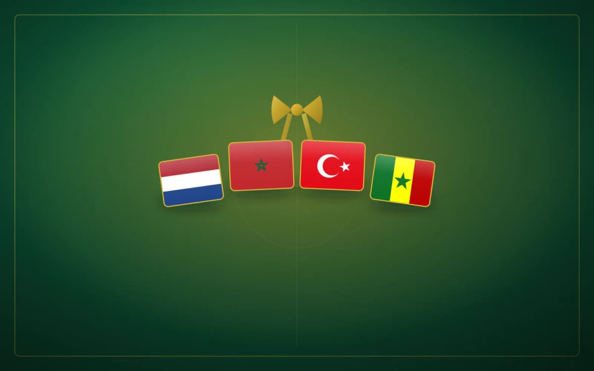 Rij voetbalshirts met een gouden cadeaulint in de WKMerch-huisstijl