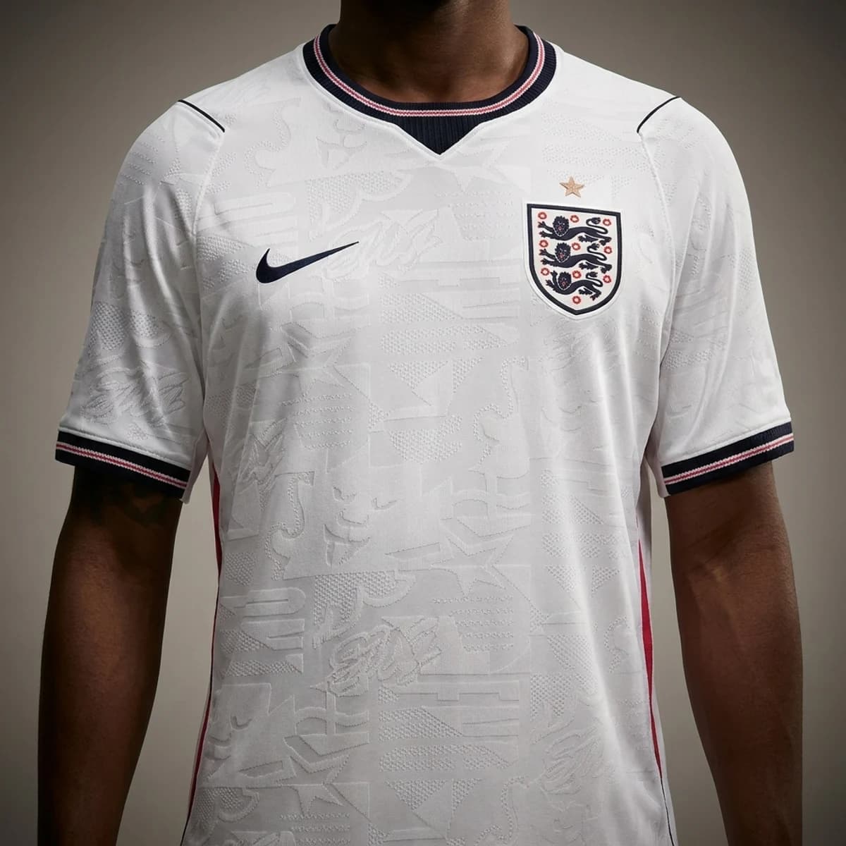 Engeland Thuisshirt 2026 — close-up van embleem, logo en stof
