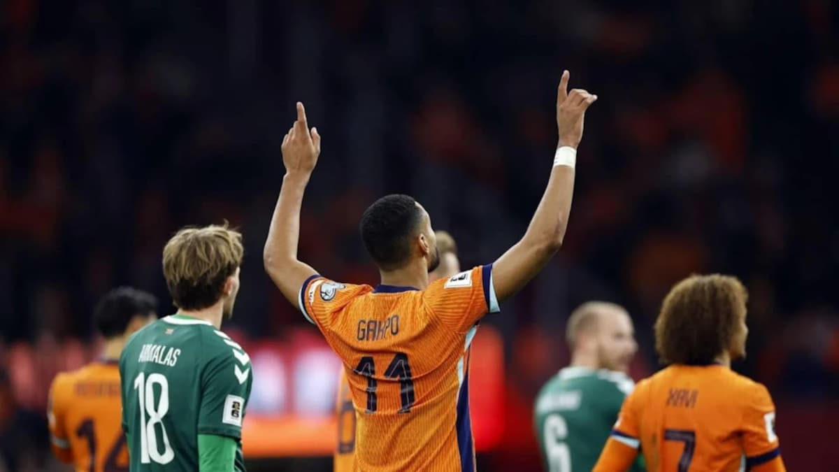 Het Nederlands elftal viert de WK 2026-kwalificatie